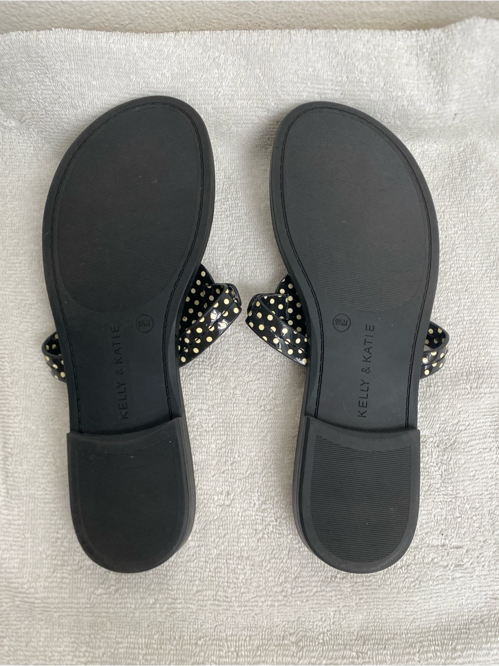 Kelly & Katie Women's Black Cream Polka Dot Faux Patent Leather Sandal Size 9.5 - Picture 11 of 12